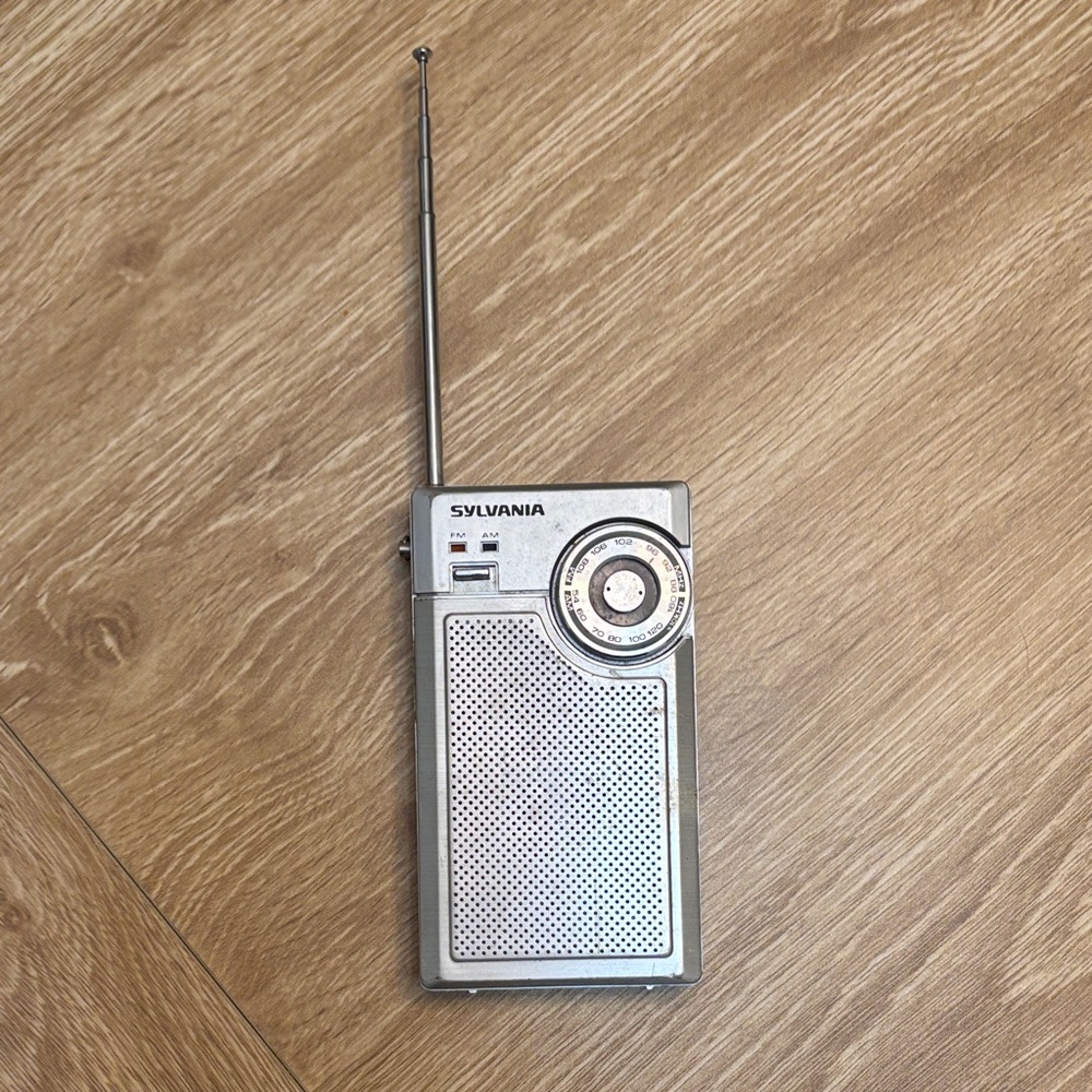 Sylvania AM/FM Vintage Portable Pocket Radio